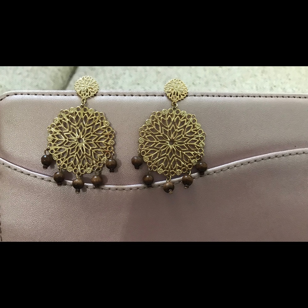 Beautiful gold disk dangling earrings w/beads